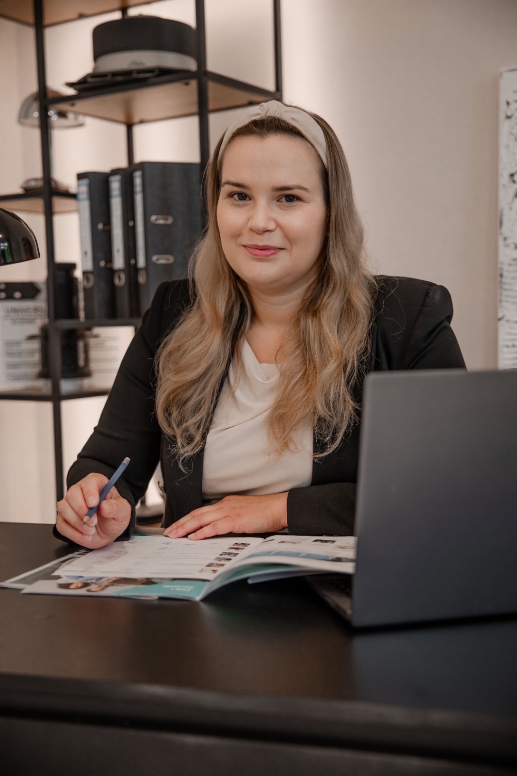 Joanna Powązka podczas rozmowy przy biurku